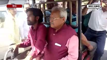 Ex UP BJP president Laxmikant Vajpayee ride E-rickshaw in Meerut 