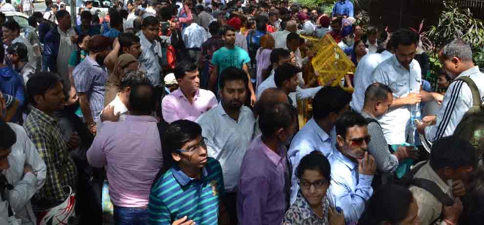 nri and others in long queue outside rbi office