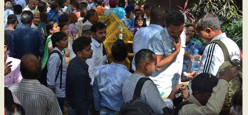 nri and others in long queue outside rbi office