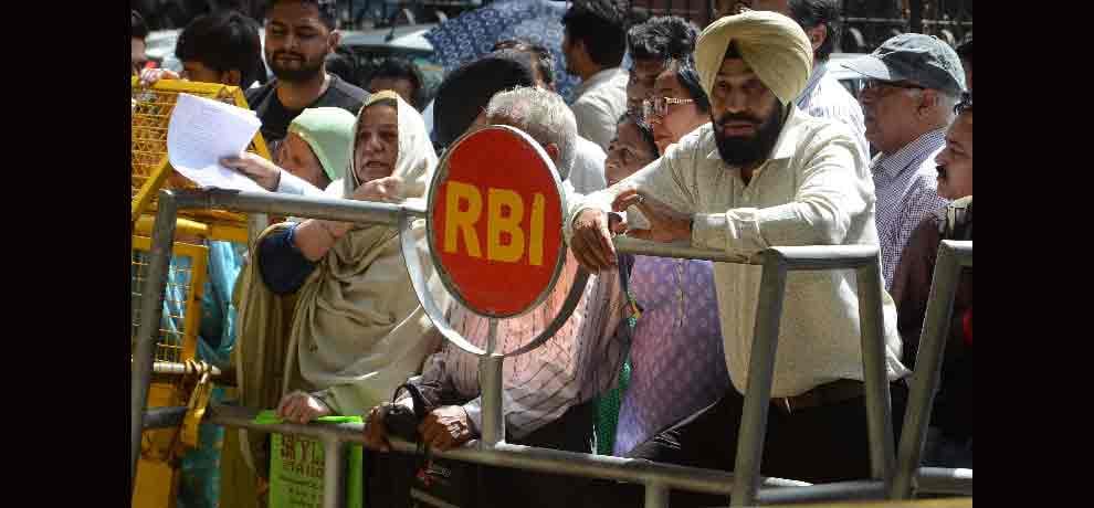 nri and others in long queue outside rbi office