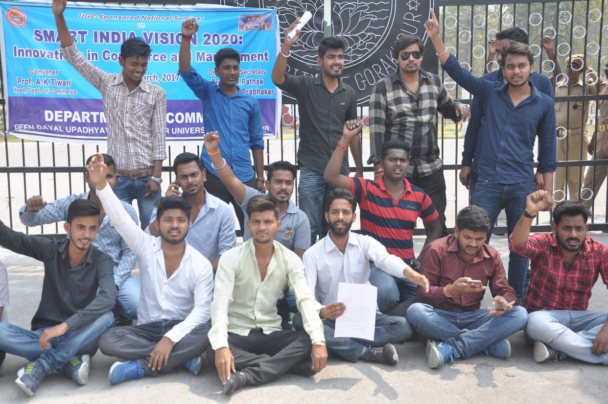 protest for student in goakhpur university