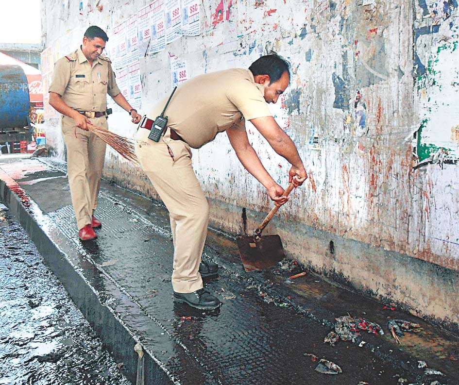 policemen ne ki safai 