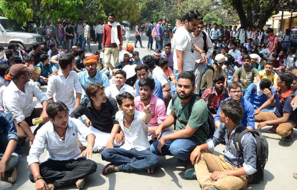 Students protest in BHU, strike in hospital, patient worried