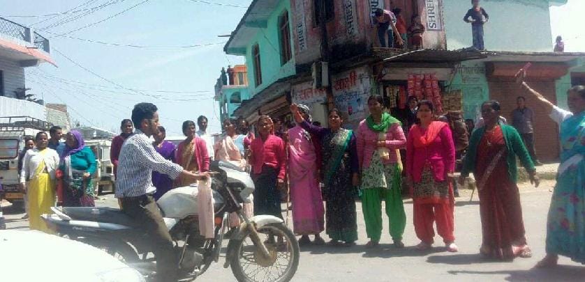 Women disrupted traffic for some time
