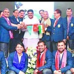 दिल्ली में एवरेस्ट अभियान दल को हरी झंडी दिखाते केंद्रीय राज्यमंत्री धर्मेंद्र प्रधान