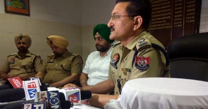 police arrest gangsters 