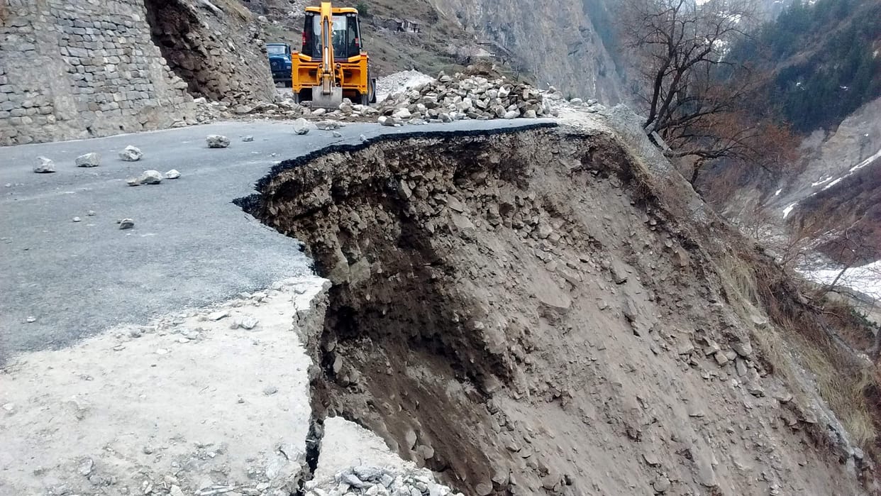 Badrinath highway collapses 10 meters, movement stops.