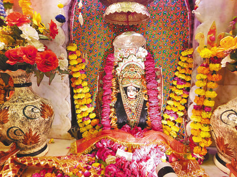 Decorated mother's court, hail jai-cheer