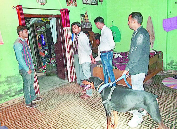 30 lakh looted in four houses by smuggling narcotics