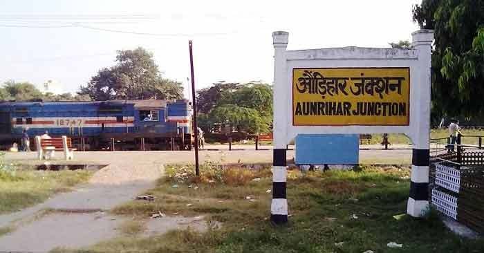 ticket collector beat pregnent women and his husband at ghazipr station