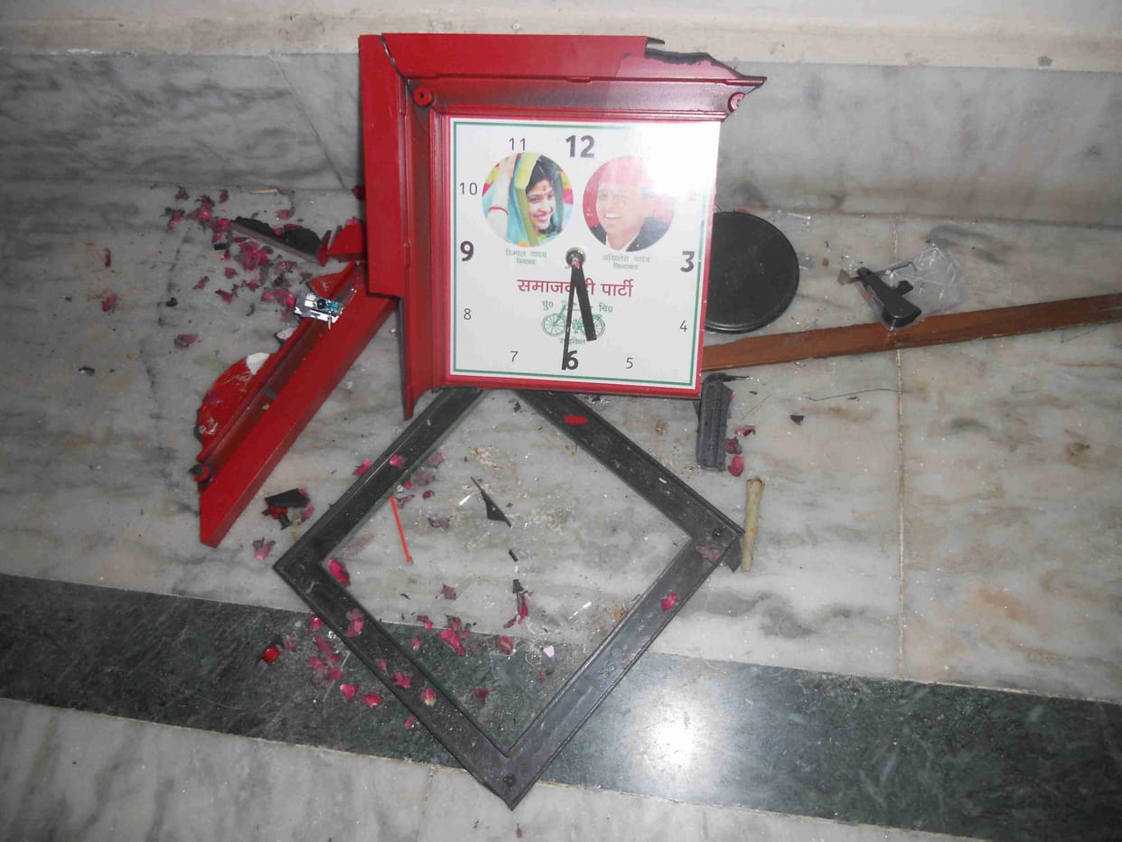 diler became angry at azam and akhilesh foto