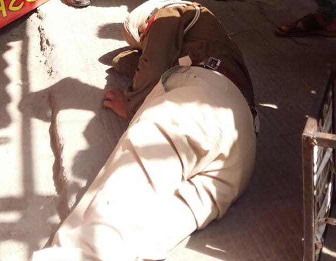 high voltage drama by punjab police drunker asi on road at jagraon