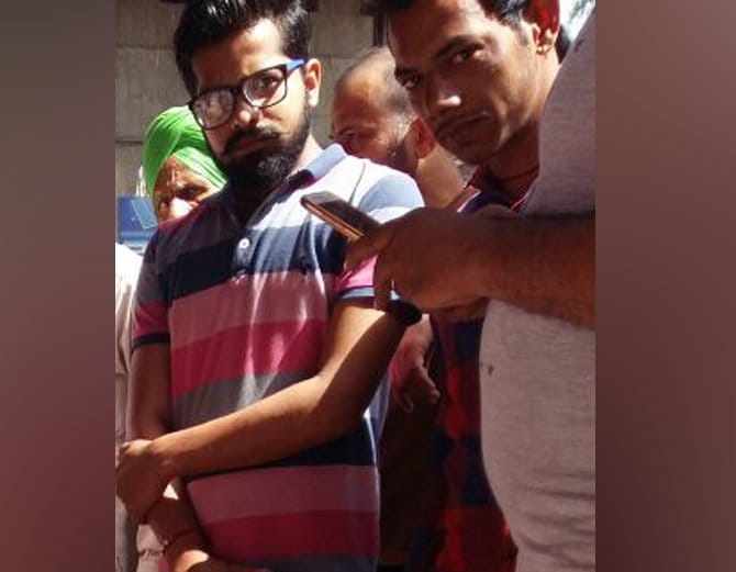 high voltage drama by punjab police drunker asi on road at jagraon