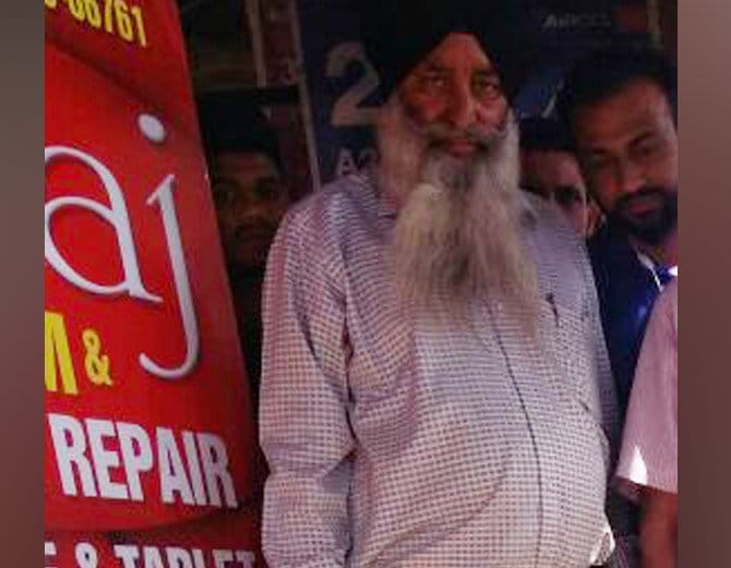 high voltage drama by punjab police drunker asi on road at jagraon