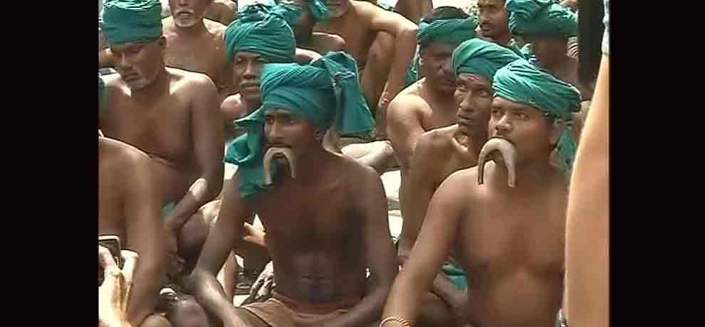 Farmers from Tamil Nadu, protesting at Jantar Mantar for drought relief fund holding snakes in mouth