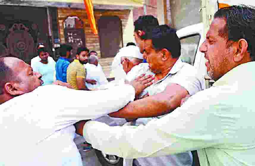 protest in front of naseemuddin sidhki