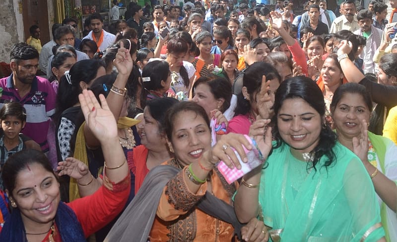 mehata paark se nikaalee jhoolelaal kee shobhaayaatra