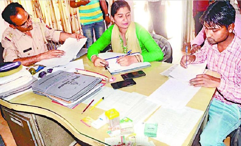 Bank employee looted