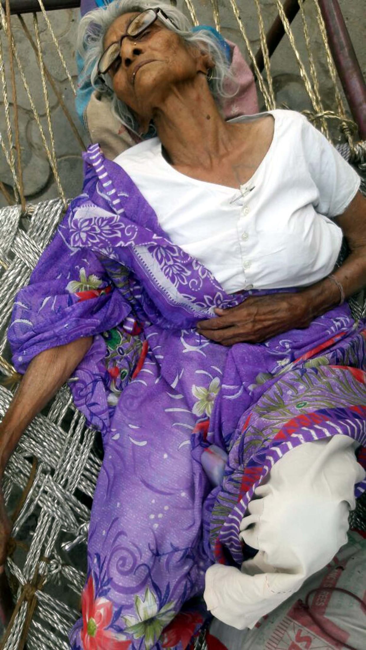 Sick elderly mother left the highway.