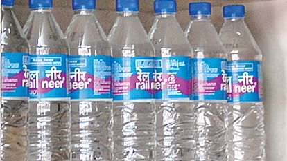UP: मथुरा जंक्शन पर 15 की जगह 20 रुपये में बेच रहा था पानी की बोतल, जांच में मिला सही; छह हजार का लगा जुर्माना Stall operator fined six thouand for selling water bottles at 20 rupees instead of 15 at Mathura Junction