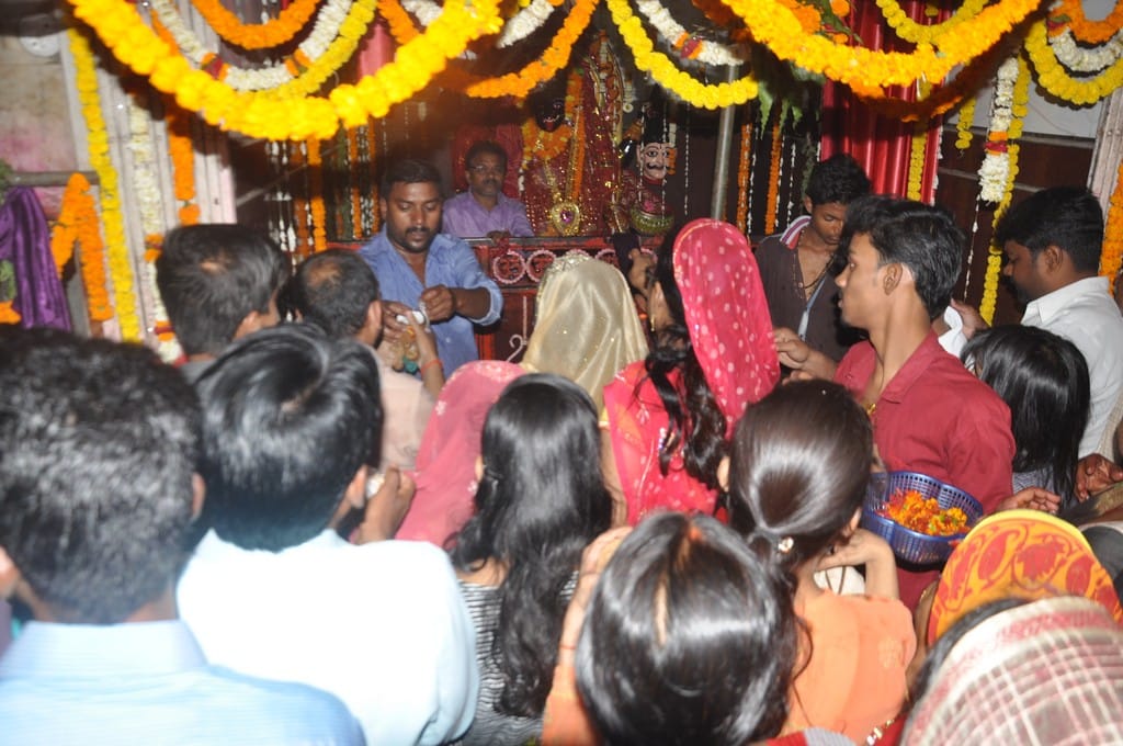 Devotees reached to worship at temple on first day of Navraatri