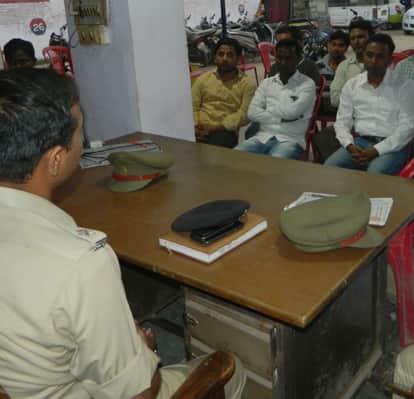 व्रिकेताओं के साथ बैठक करते अधिकारी। 