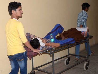 chaos in bhu: doctor and student continue his strike,patients are helpless