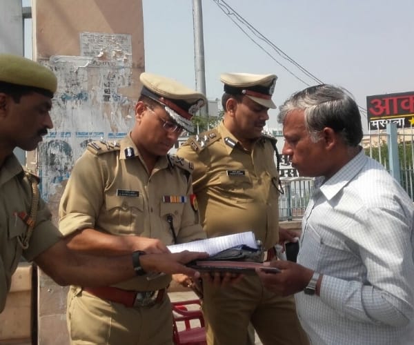 A SI caught red handed while taking bribe.