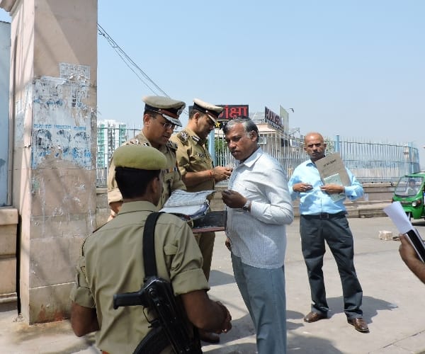 A SI caught red handed while taking bribe.