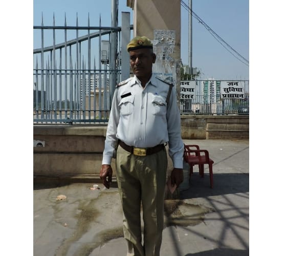 A SI caught red handed while taking bribe.