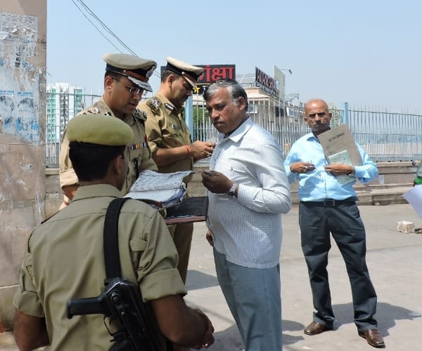 A SI caught red handed while taking bribe.