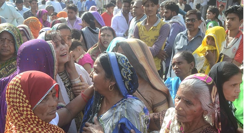 prasoota kee maut par narsing hom mein hangaama, todaphod