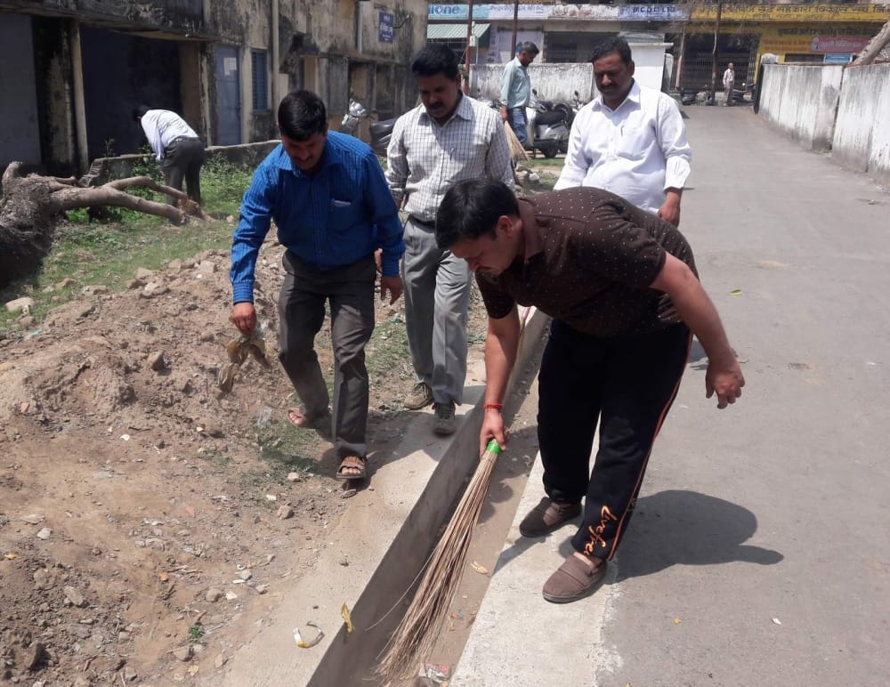 SDM kotdwar done cleanliness campaign in Tehsil campus 