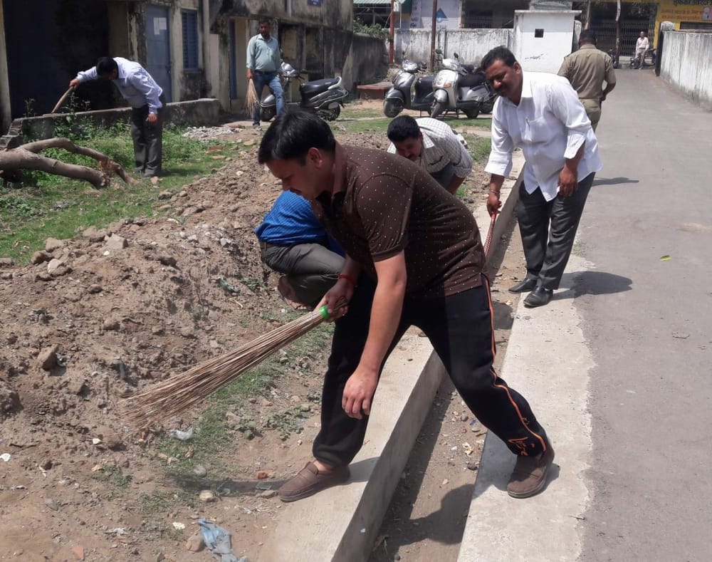 SDM kotdwar done cleanliness campaign in Tehsil campus 