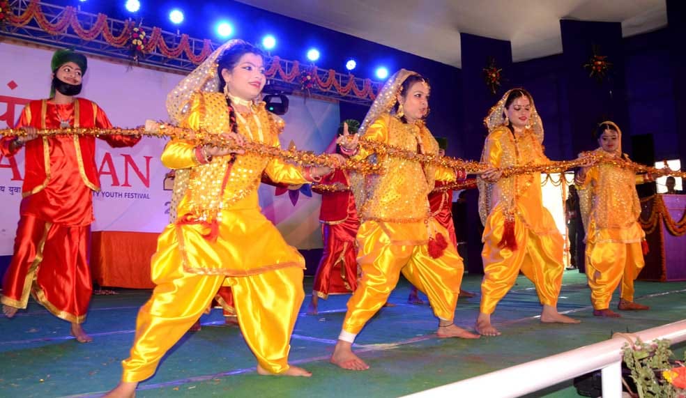 see the photos of bhu annual festival spandan 2017 day four