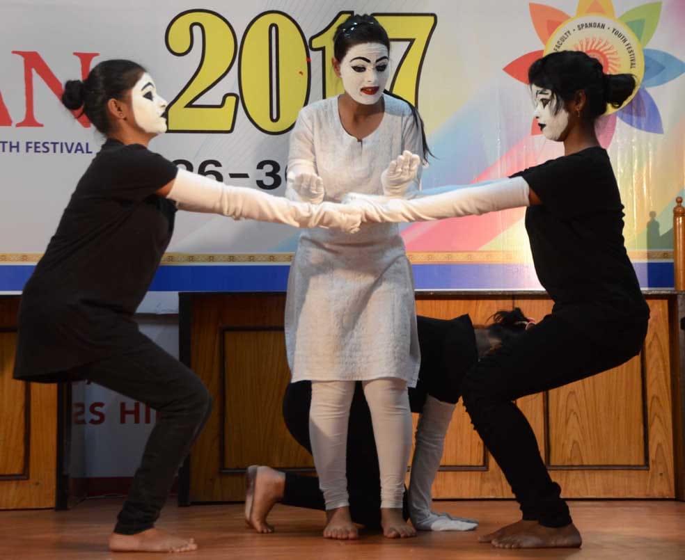 see the photos of bhu annual festival spandan 2017 day four