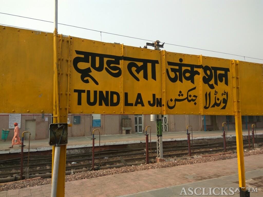 prayagraj junction ncr railway timdala junction news: Tundla's eight railwaymen suspended for throwing biscuits to workers
