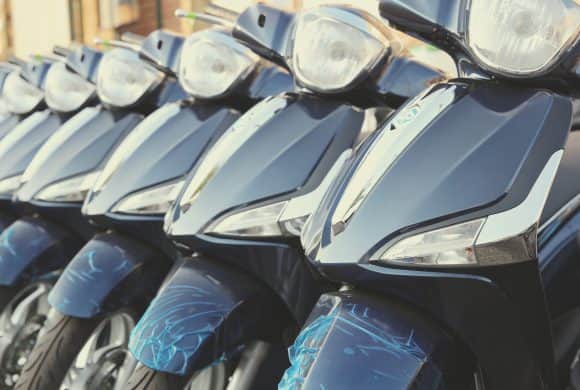 auto industry is in crisis with 9 lakh unsold vehicle