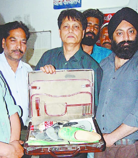 Businessman cheated e-rickshaw driver, blown 1.34 lakhs by suitcases