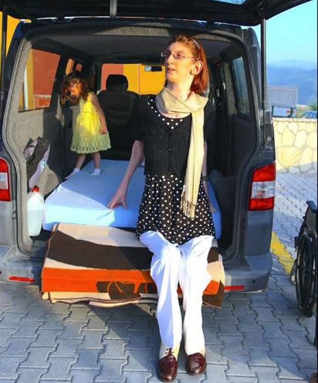 Rumeysa Gelgi is too tall to walk