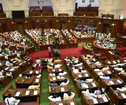 CM adityanath gives instrutions to BJP MLAs.