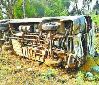 Bus felldown, 11 soldiers injured