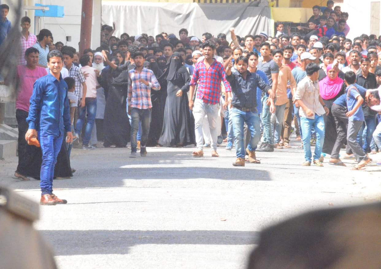 aquished attaqs at police team