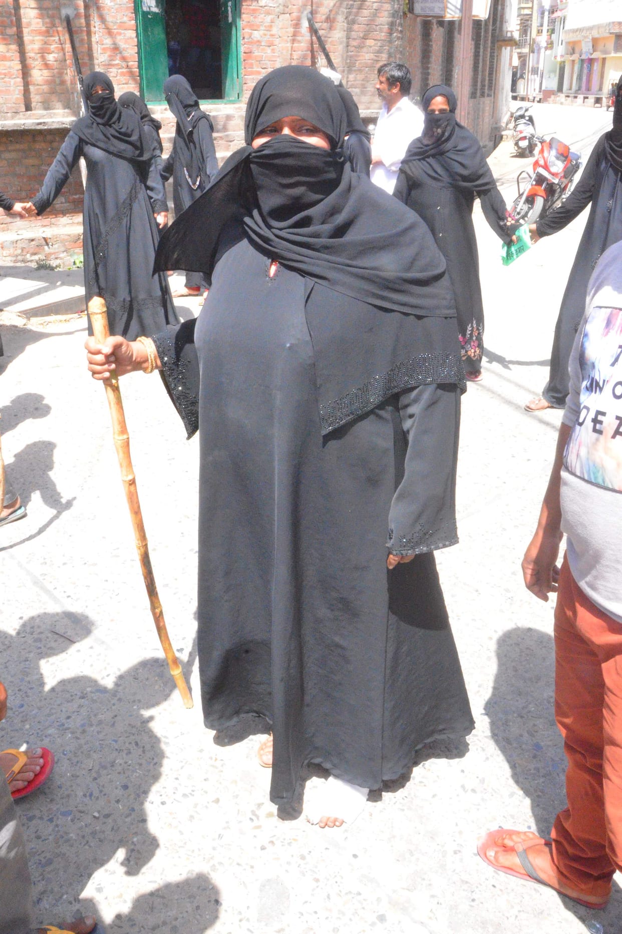 hey policemen her to me we will make kashmir to deepa saray