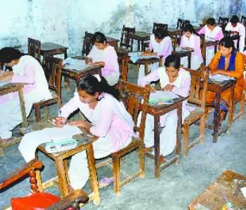 फैजाबाद के मनूचा डिग्री कॉलेज में गुरुवार को परीक्षा देतीं छात्राएं।