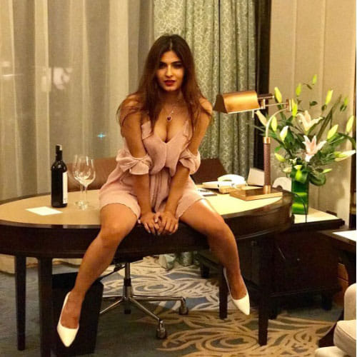 Yeh Hai Mohabbatein Actress Karishma Sharma Hot Pictures Are Going Viral