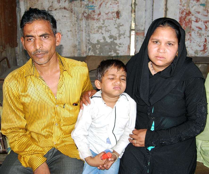 Two minor men burst into the eye of a innocent woman
