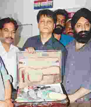 on going e riksha 1.34 lakh  theft