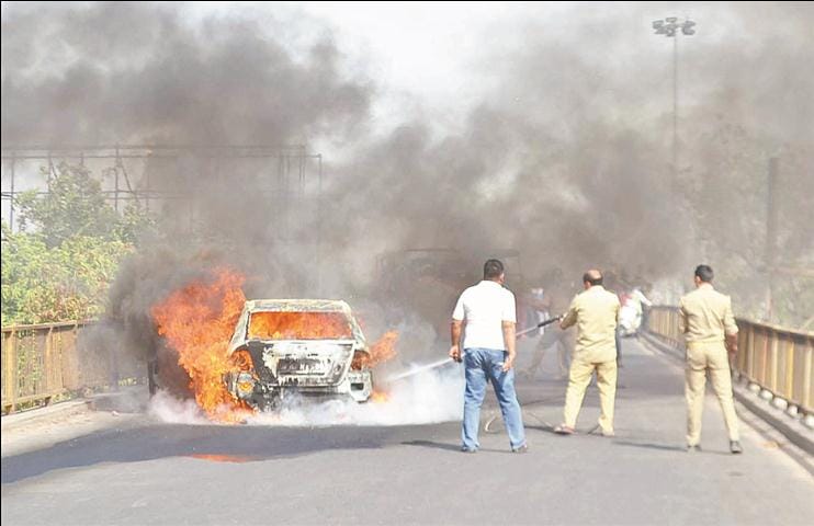 Fire in car on Naurangabad bridge, jam for hours