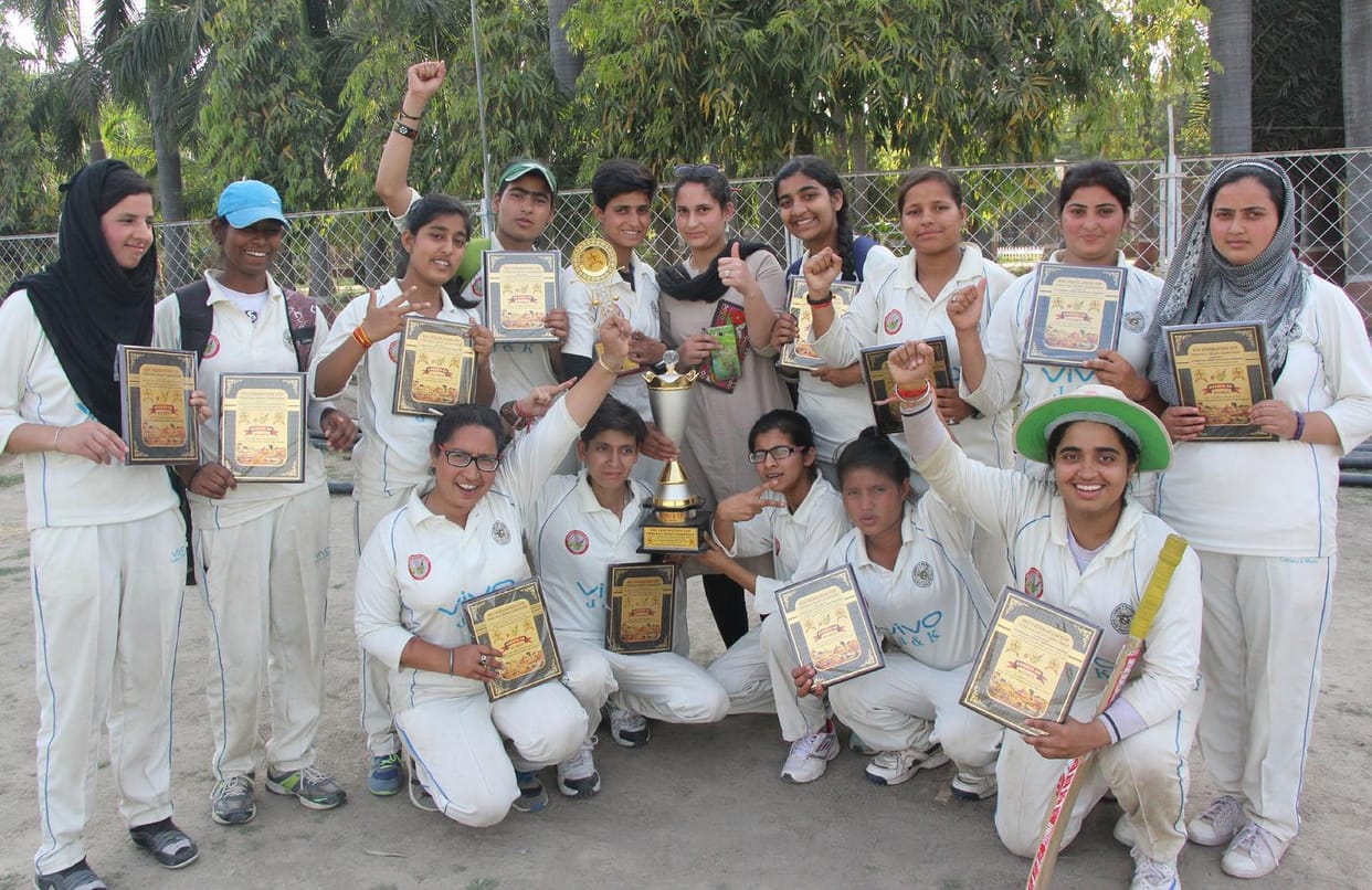 Kashmiri girls came to play cricket in Varanasi, said ...